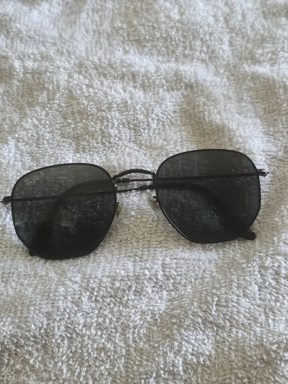 Ray-Ban Men’s Black Metal Sunglasses with Dark Lenses
